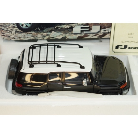 Toyota FJ Cruiser Diecast Metal 1:18 Model Rare - Picture 2 of 8